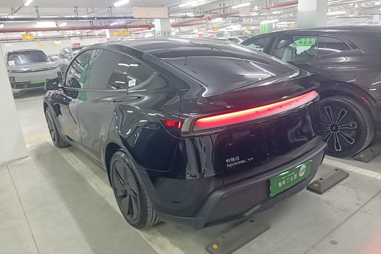 Tesla Model Y 2026 #5 Tesla Model Y 2026 car image #5