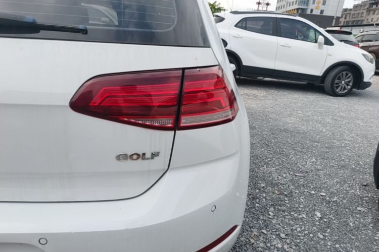 Volkswagen Golf 2018 car image #8