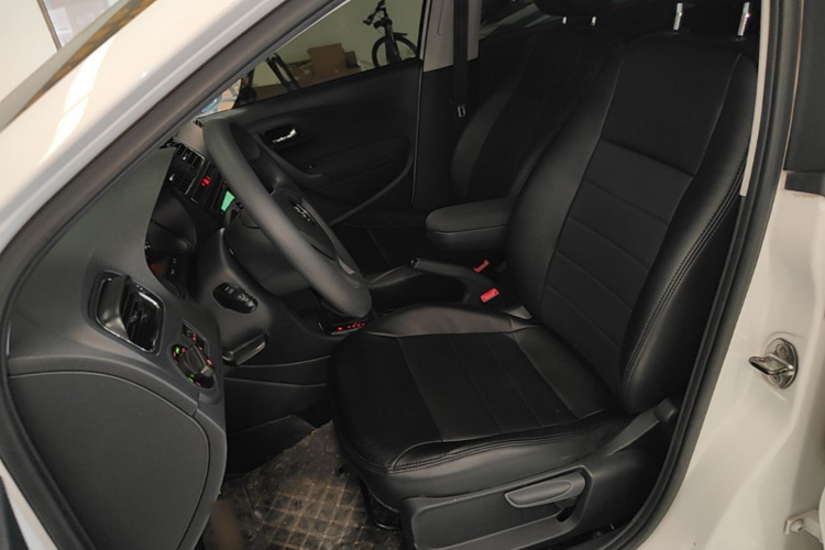 Volkswagen Polo 2015 car image #15