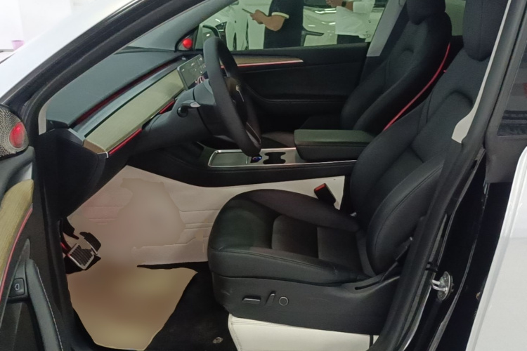 Tesla Model Y 2023 immagine di auto #15