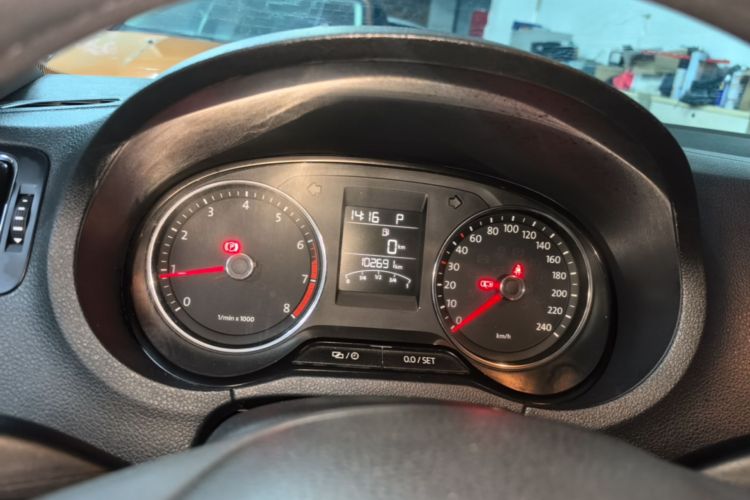 Volkswagen Polo 2015 car image #12