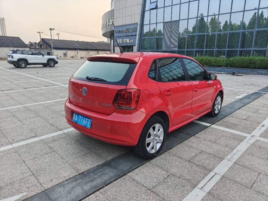 Volkswagen Polo 2012 car image #9