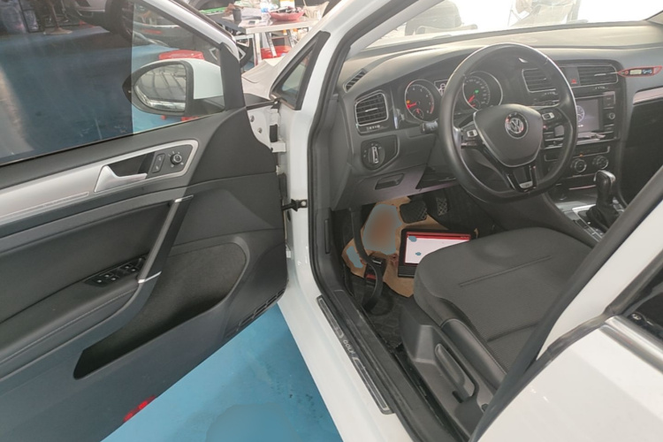 Volkswagen Golf 2018 car image #16