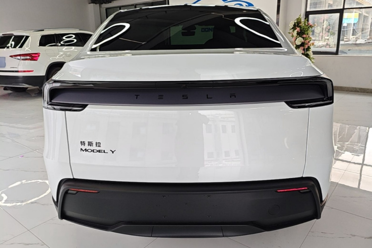 Tesla Model Y 2026 #4 Tesla Model Y 2026 car image #4