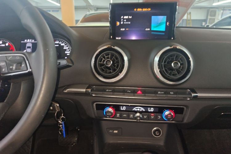Audi A3 2018 car image #13