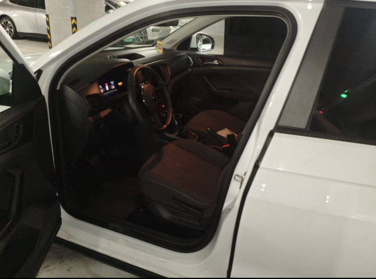 Volkswagen T-Cross 2023 imagen de coche #3