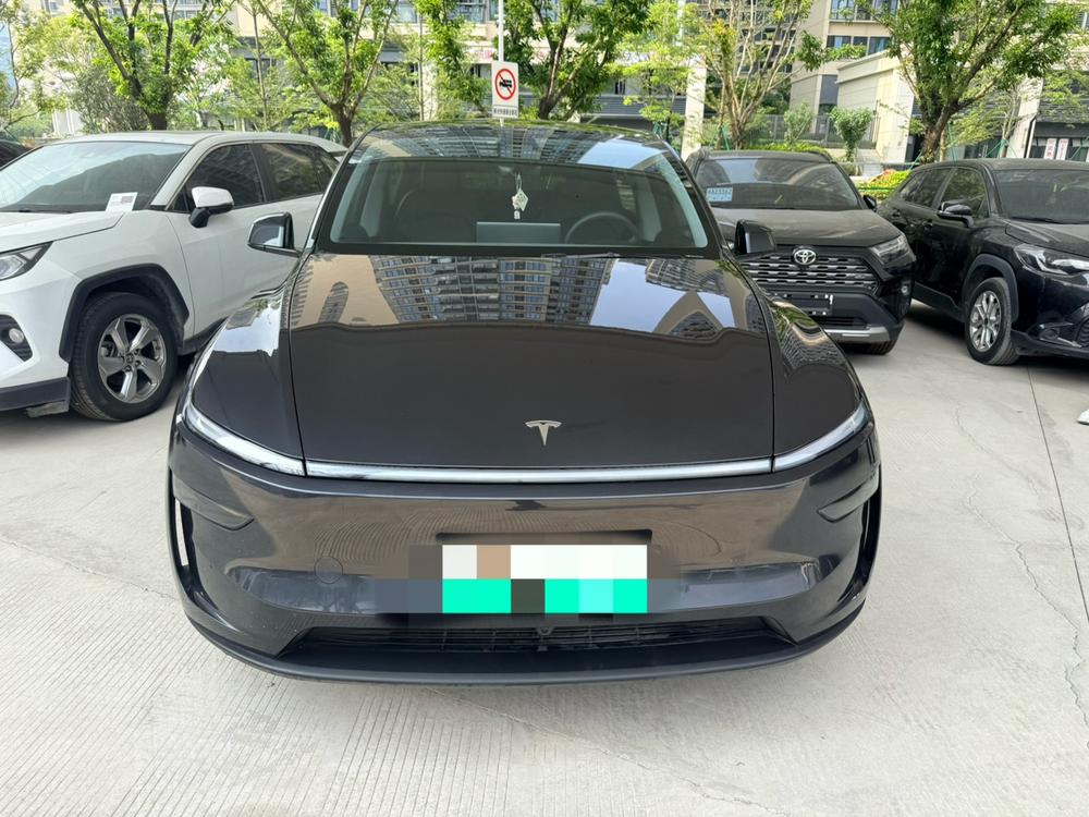 Tesla Model Y 2025 car image #2