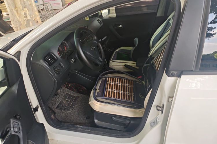 Volkswagen Polo 2018 car image #17