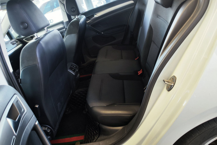Volkswagen Golf 2019 car image #17