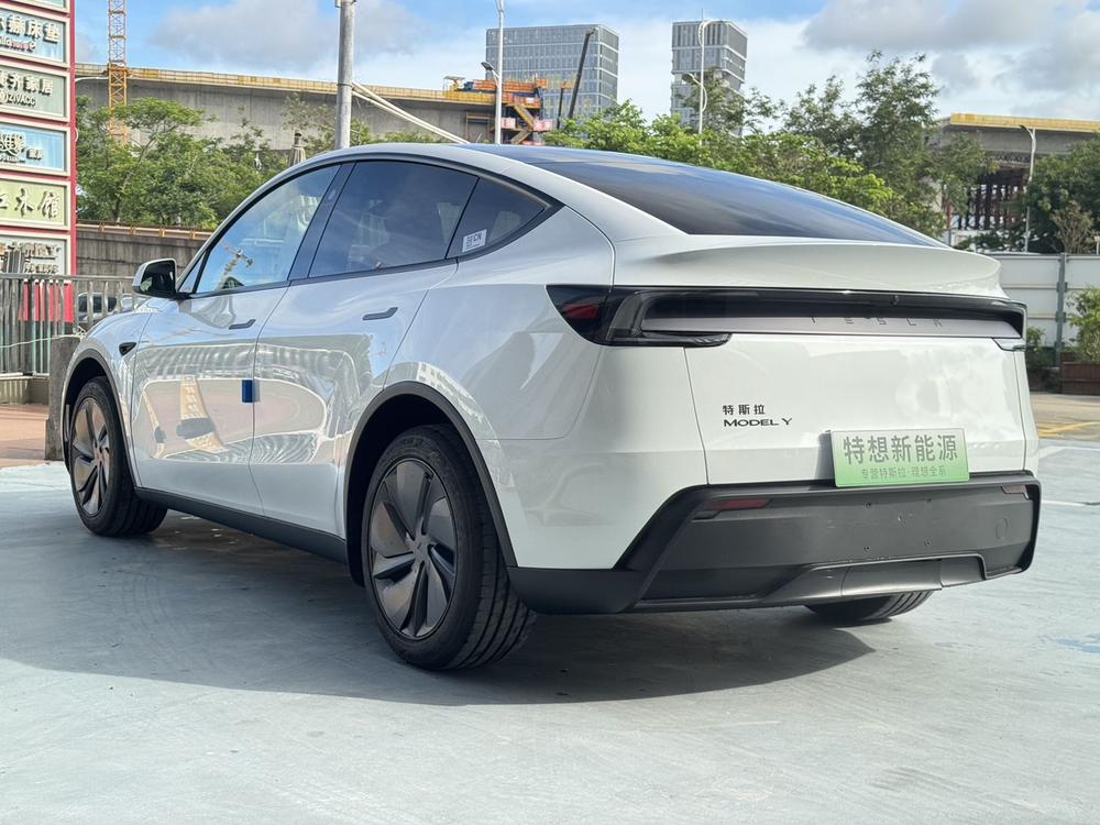 Tesla Model Y 2026 #4 Tesla Model Y 2026 car image #4