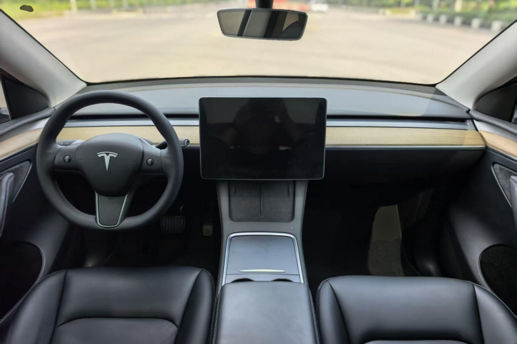 Tesla Model Y 2023 #10 Tesla Model Y 2023 car image #10