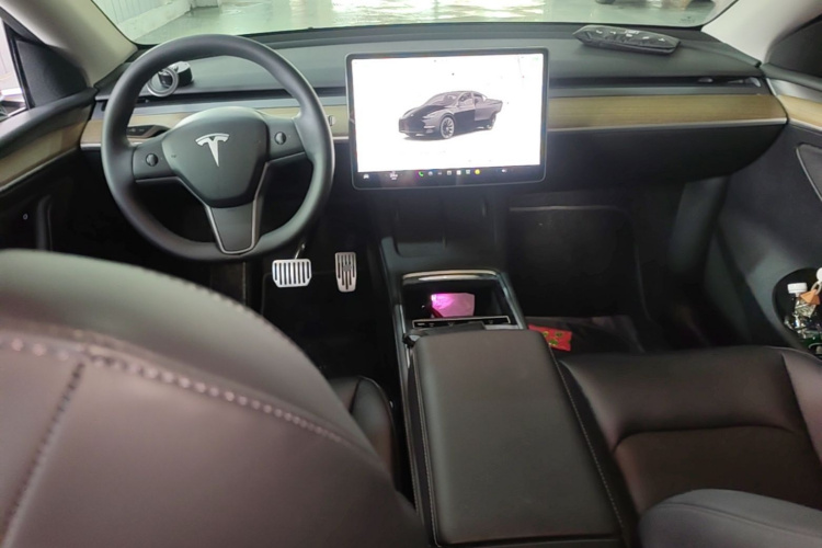 Tesla Model Y 2022 immagine di auto #10