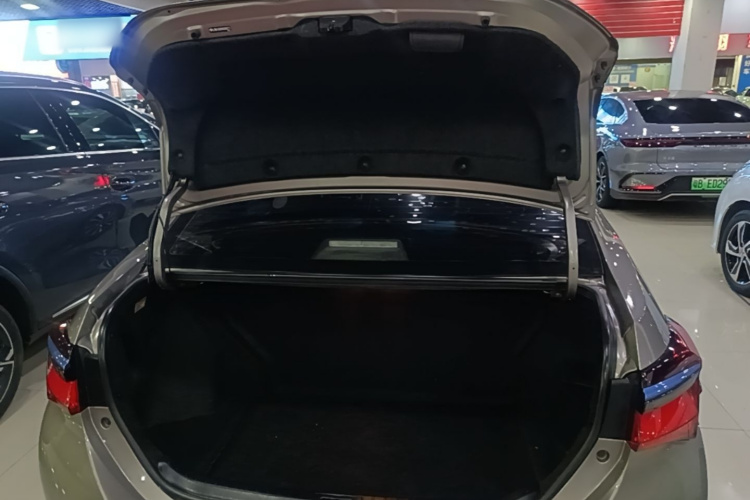 Toyota Corolla Hybird E+ 2019 immagine di auto #19
