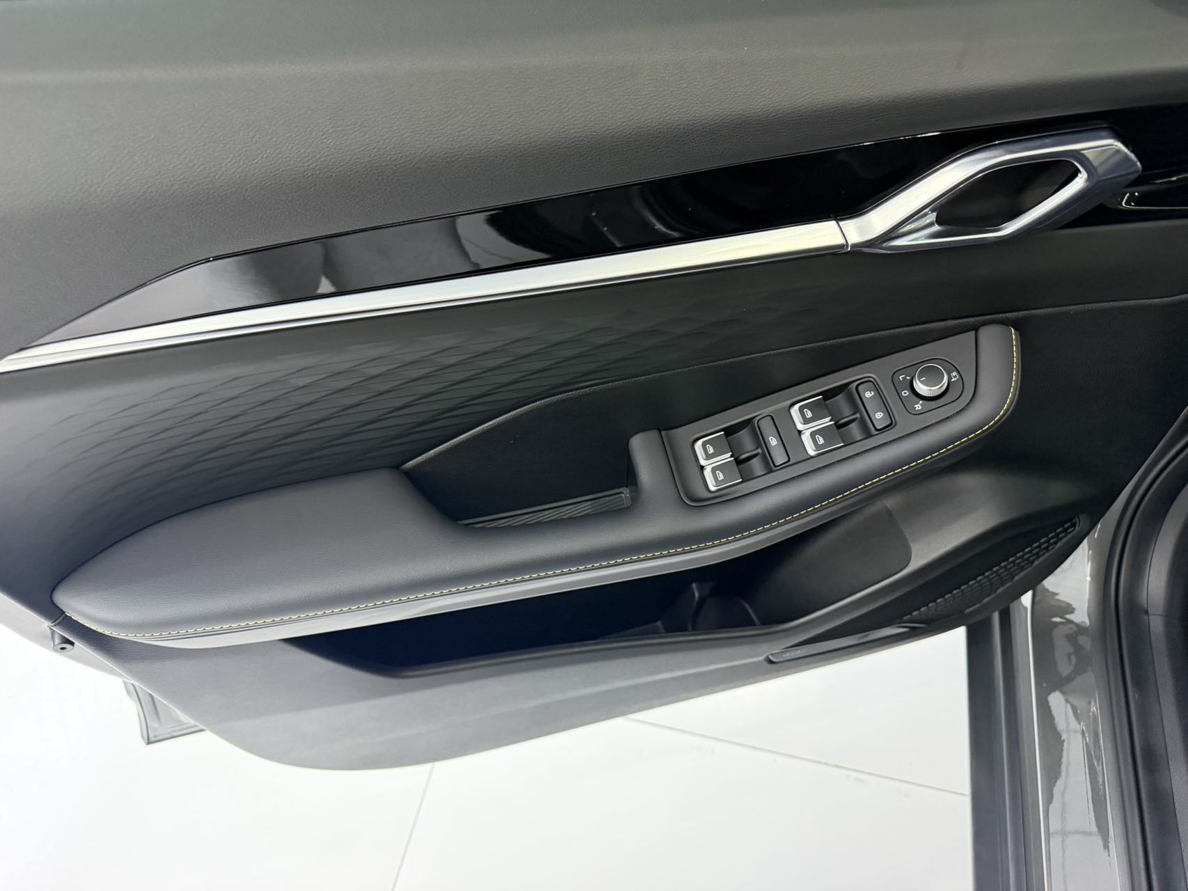 GEELY Coolray 2026 car image #10