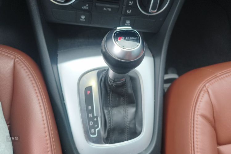 Audi Q3 2016 car image #16