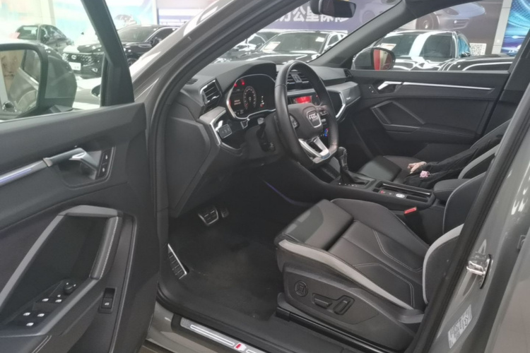 Audi Q3 2025 car image #16