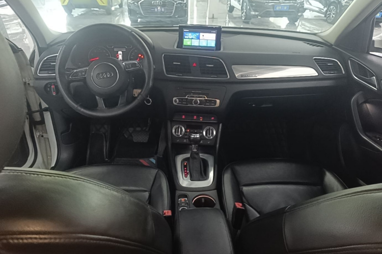 Audi Q3 2016 car image #10