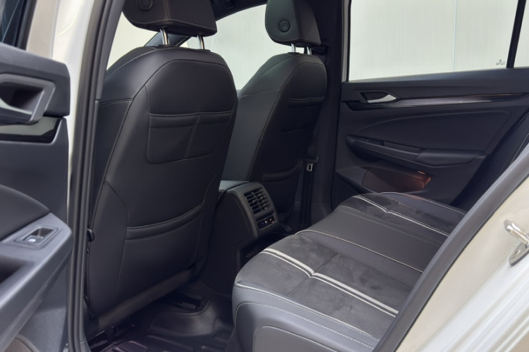 Volkswagen Golf 2021 car image #19