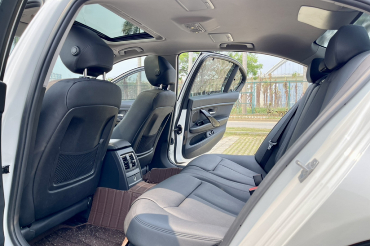 BMW 3 Series 2017 car image #12