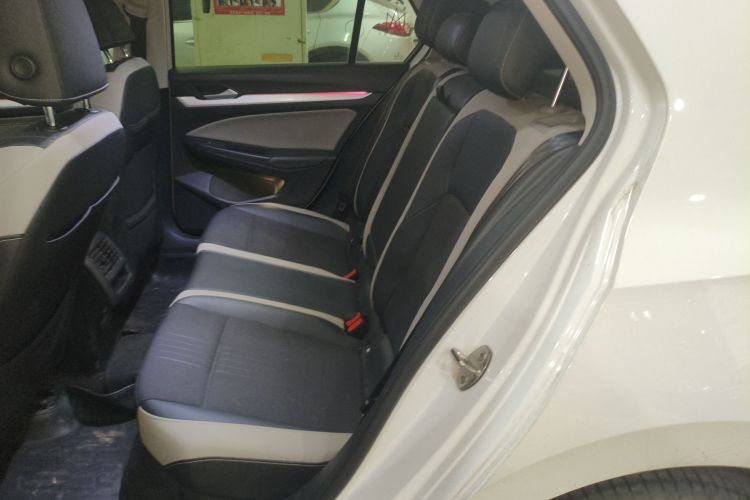 Volkswagen Golf 2022 صورة سيارة #17