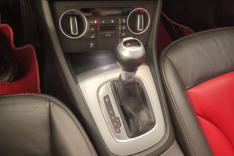 Audi Q3 2018 car image #14