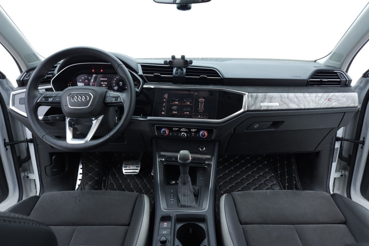 Audi Q3 2021 car image #10