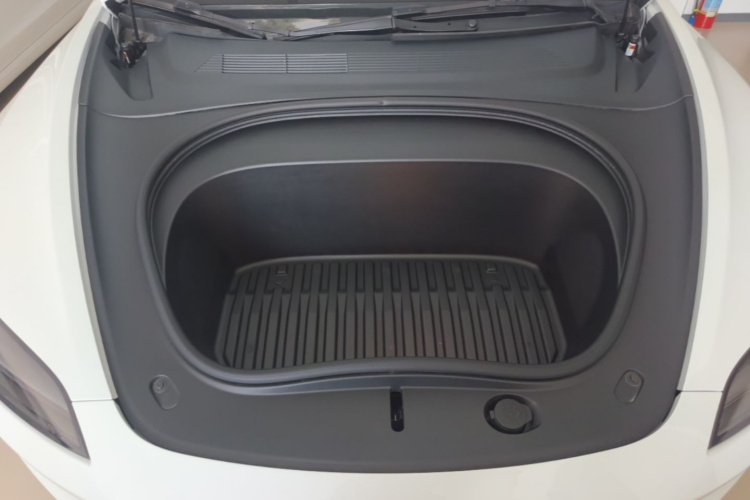 Tesla Model 3 2025 immagine di auto #20
