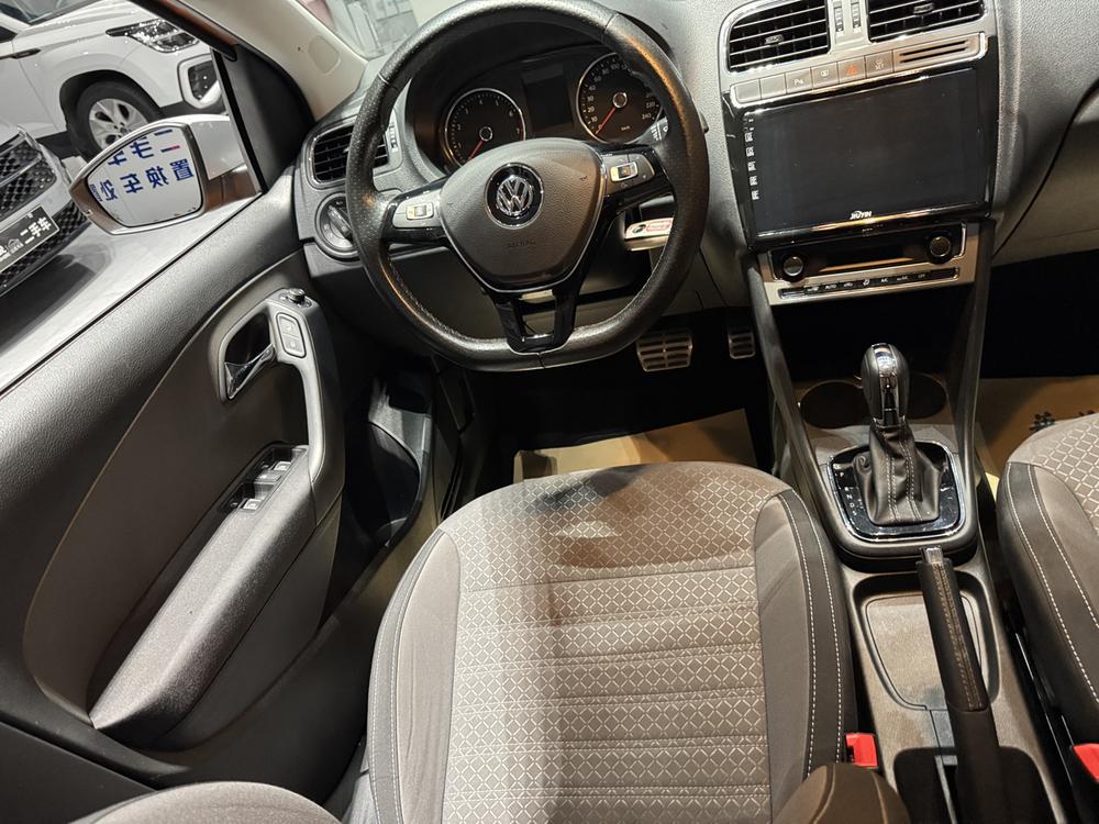 Volkswagen Polo 2015 car image #12