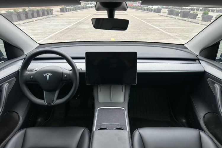 Tesla Model Y 2024 #10 Tesla Model Y 2024 car image #10