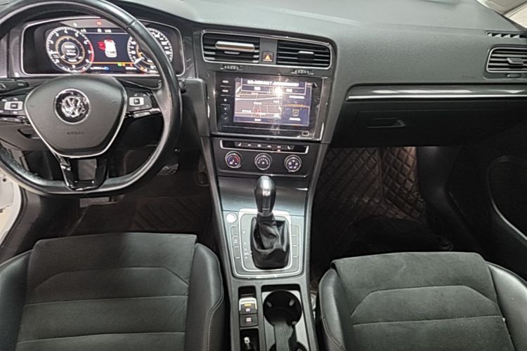 Volkswagen Golf 2020 car image #17