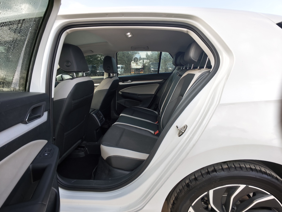 Volkswagen Golf 2021 car image #8