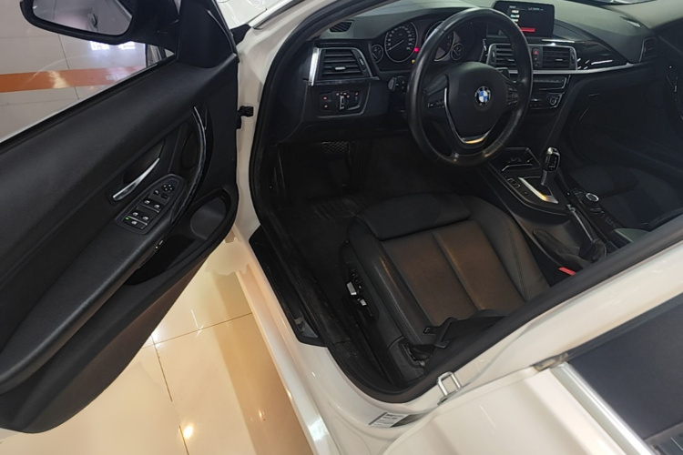 BMW 3 Series 2018 car image #16