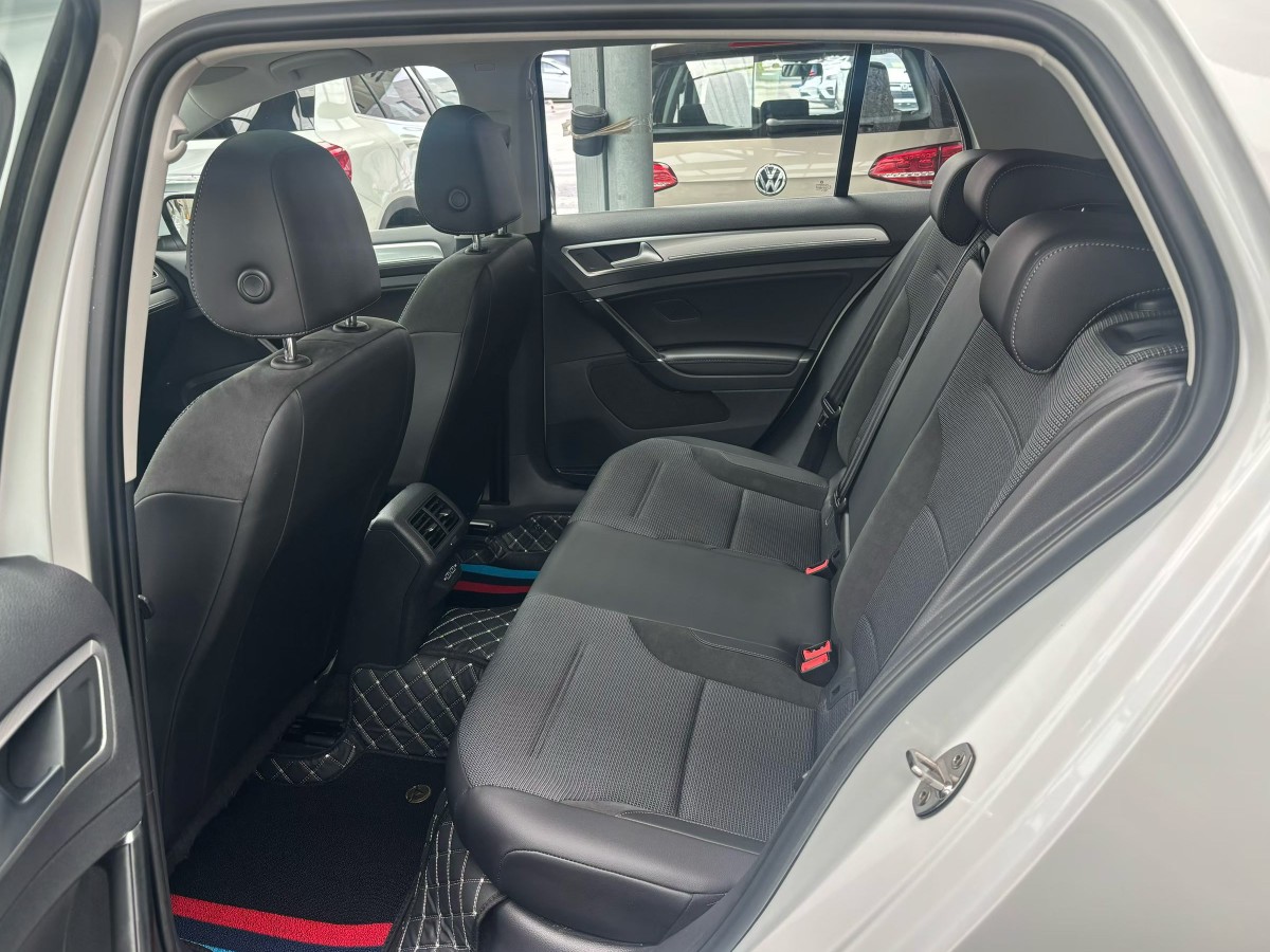 Volkswagen Golf 2020 car image #6