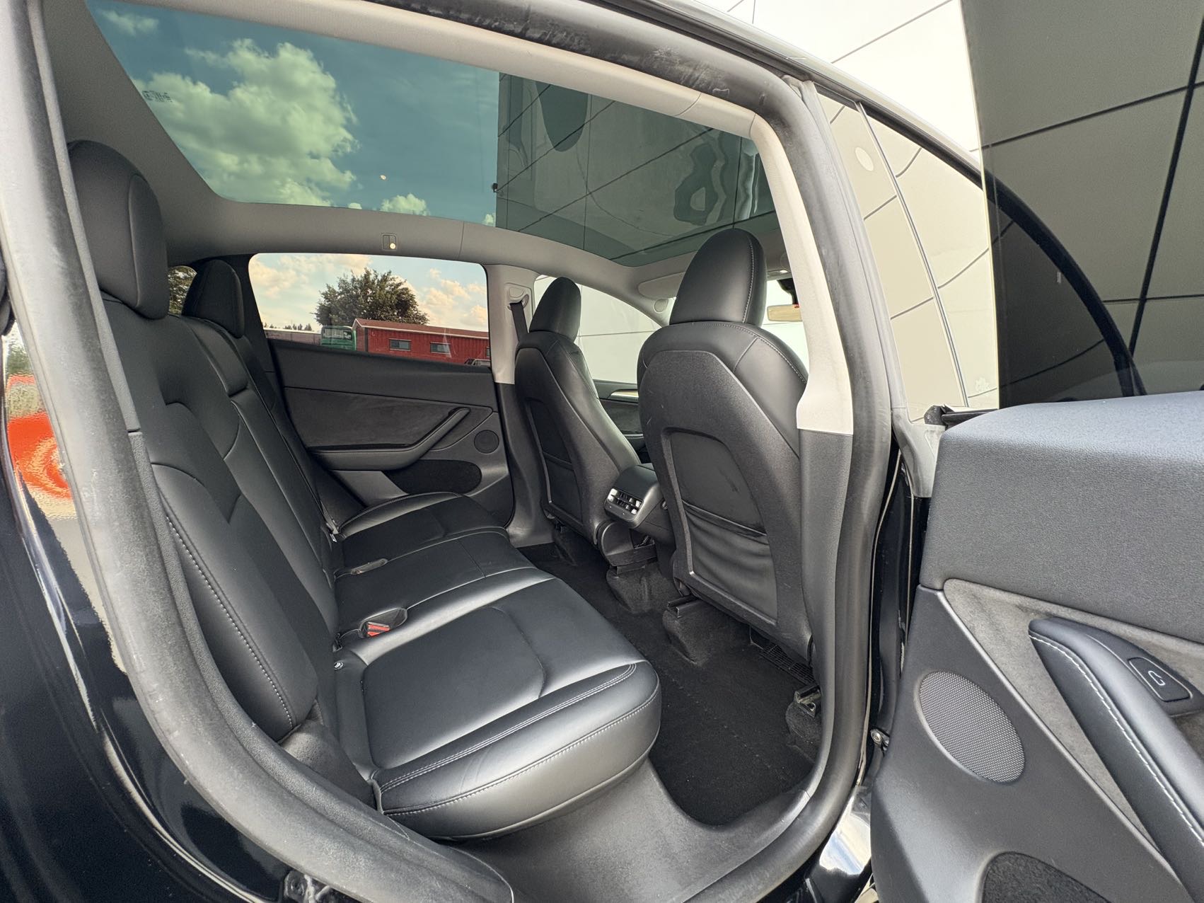 Tesla Model Y 2023 car image #8