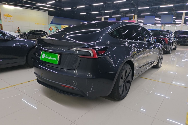 Tesla Model 3 2025 car image #7