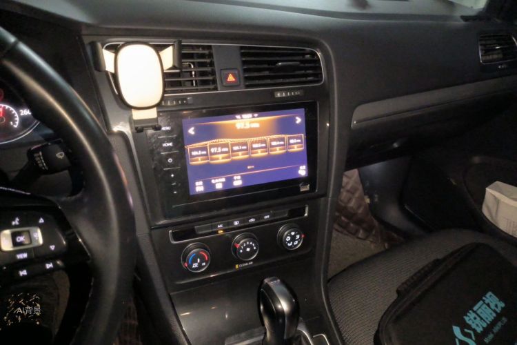 Volkswagen Golf 2020 car image #15