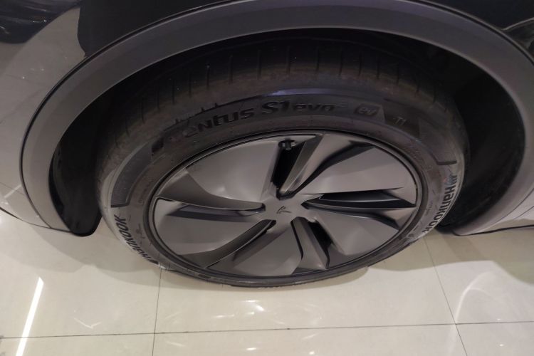 Tesla Model Y 2025 #9 Tesla Model Y 2025 immagine di auto #9