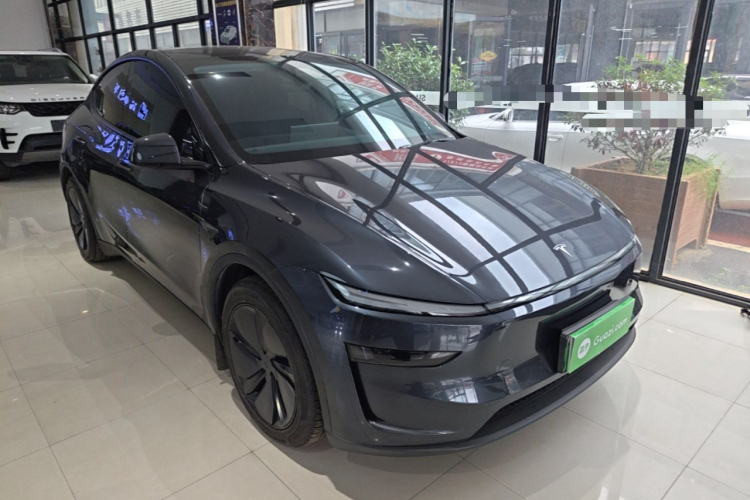Tesla Model Y 2025 #4 Tesla Model Y 2025 car image #4