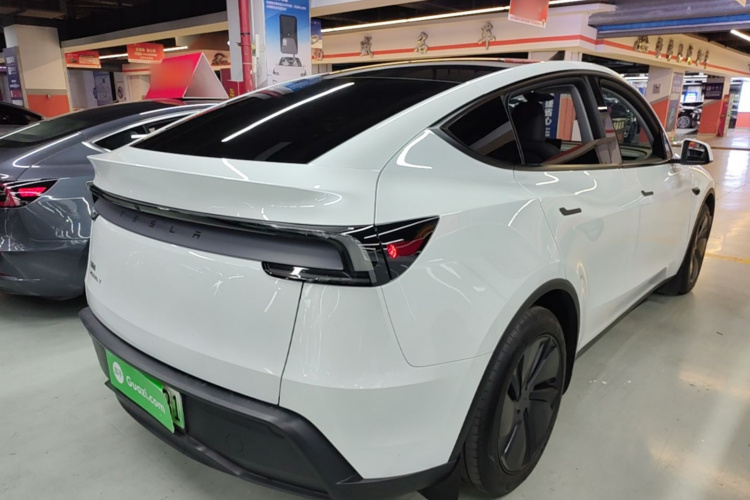 Tesla Model Y 2025 immagine di auto #7