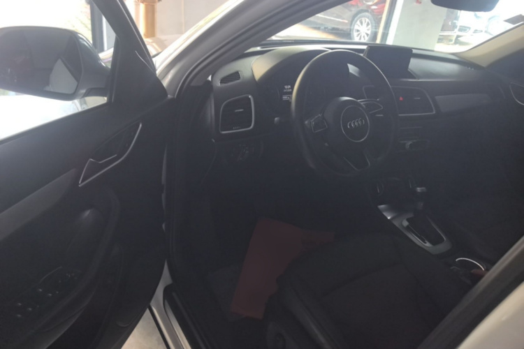 Audi Q3 2019 car image #16