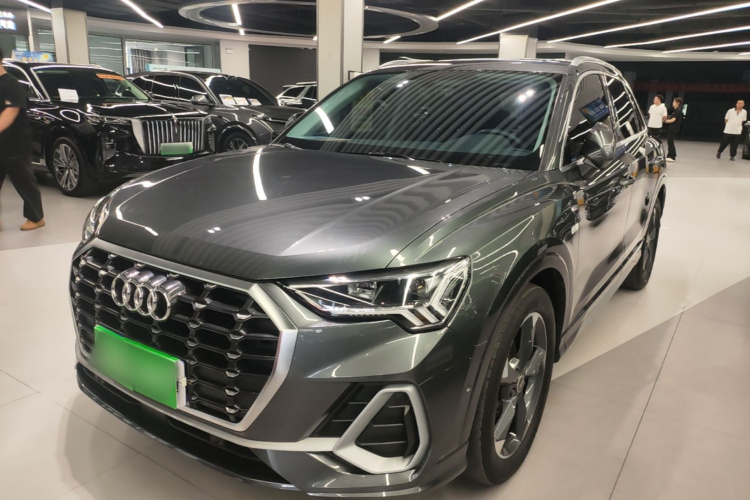 Audi Q3 2023 car image #2