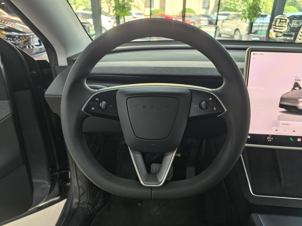 Tesla Model Y 2025 car image #15