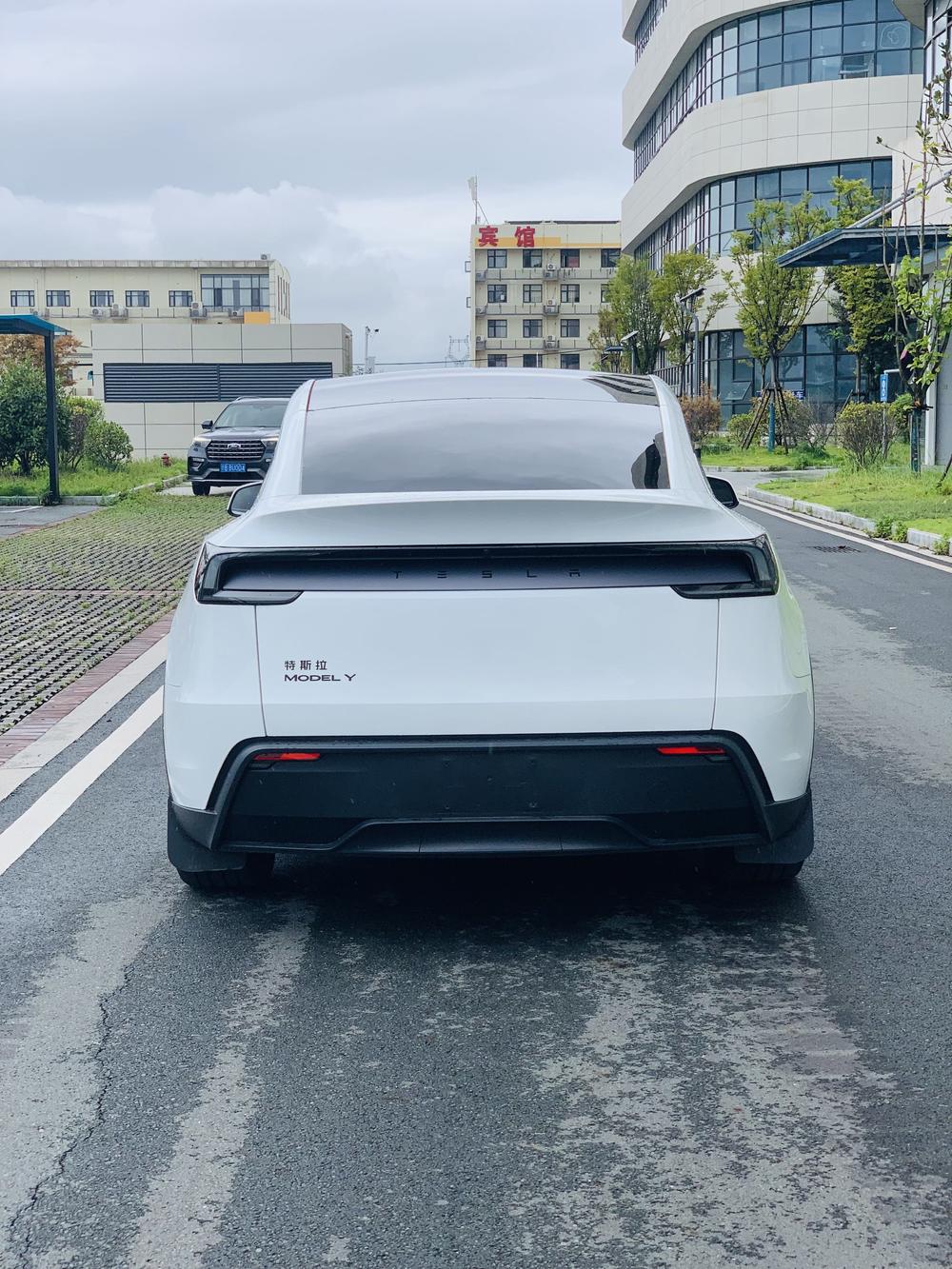 Tesla Model Y 2026 #6 Tesla Model Y 2026 car image #6