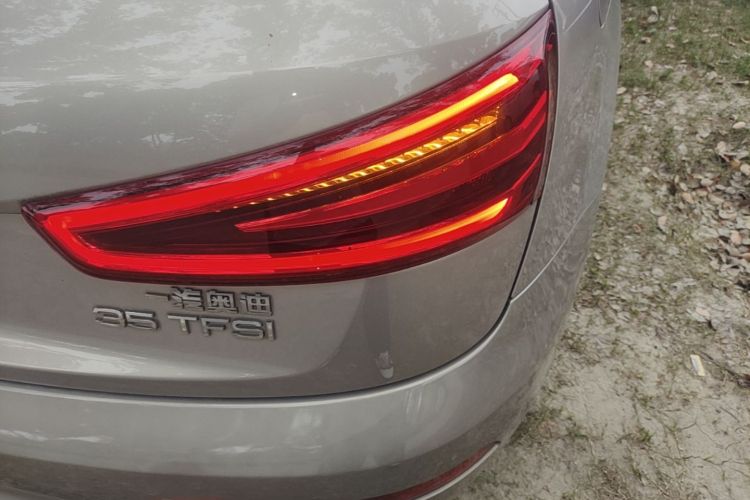 Audi Q3 2015 car image #8