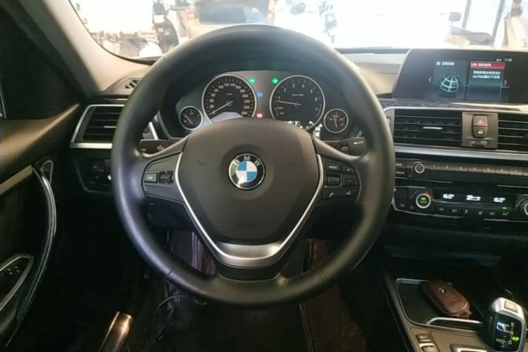BMW 3 Series 2018 car image #11