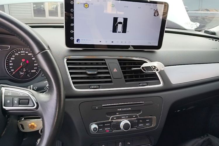 Audi Q3 2017 car image #13