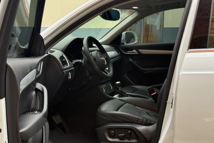 Audi Q3 2016 car image #9