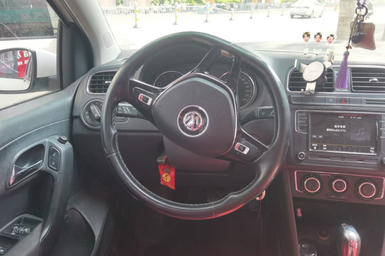 Volkswagen Polo 2018 car image #12