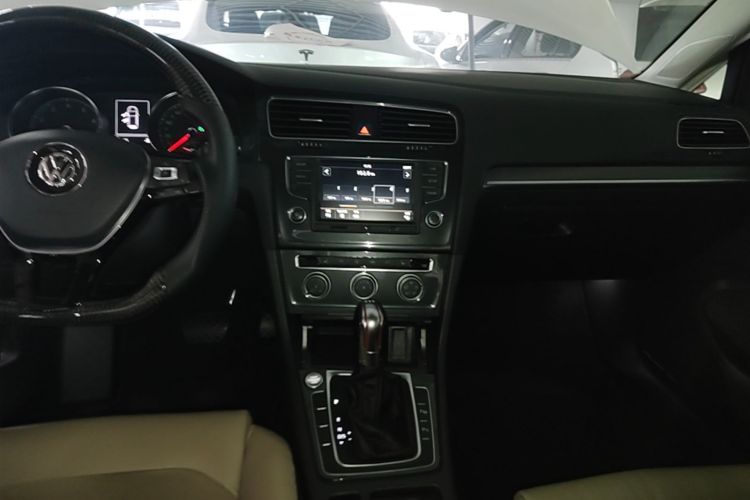 Volkswagen Golf 2017 car image #13