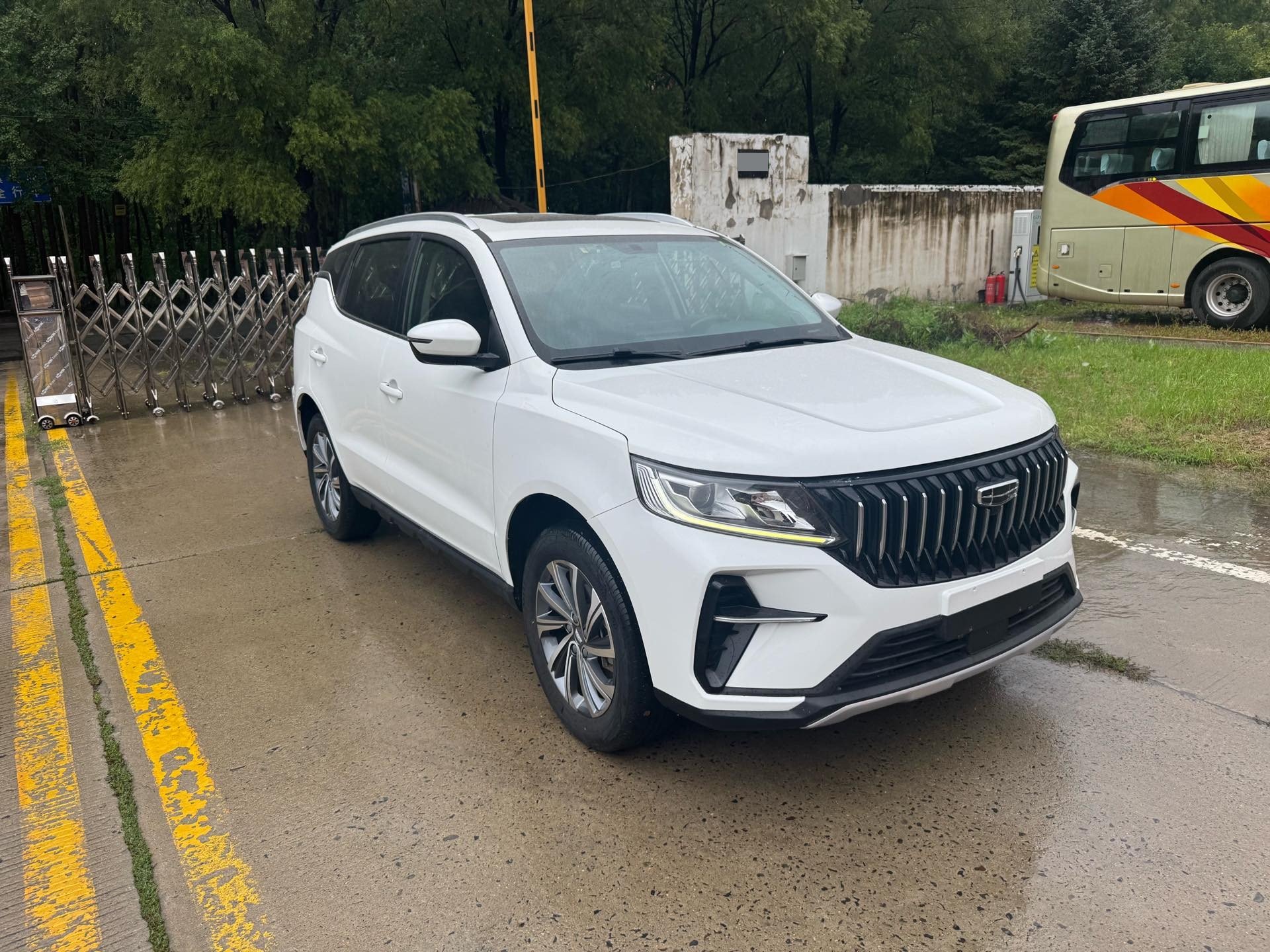 GEELY Vision X6 2022 car image #3